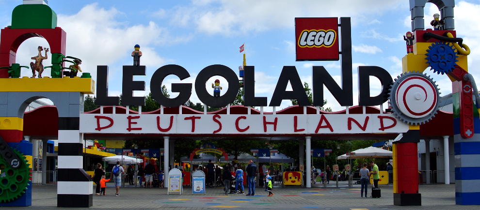 Eingangsbereich vom Legoland Deutschland (c) Christopher Hippe / ThemePark Central