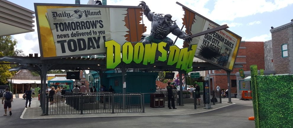 Eingangsbereich "Doomsday Destroyer" in der Warner Bros. Movie World (c) Nikki from the Adventures of Theme Park Girl