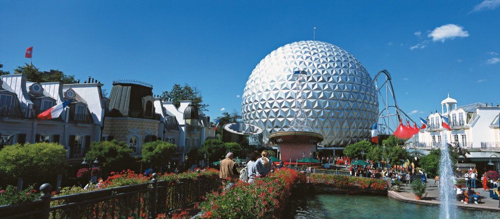 Französischer Themenbereich mit der markanten "Eurosat" Kuppel (c) Europa-Park