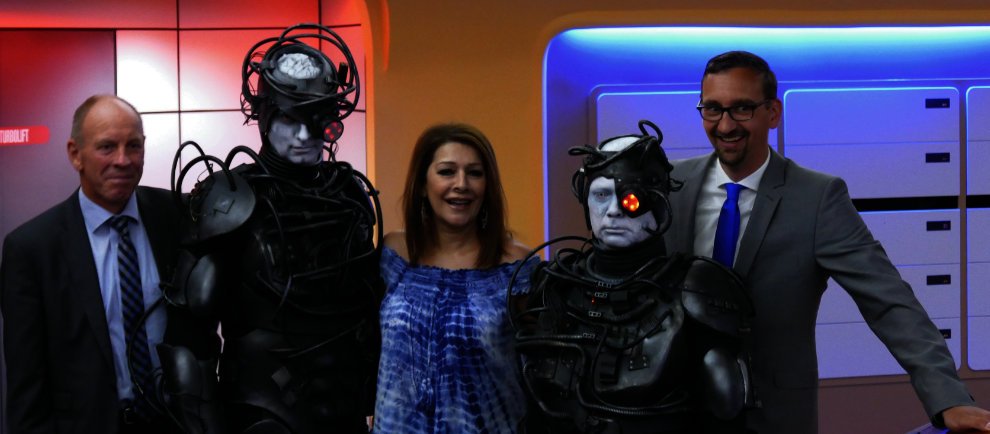 Oberbürgermeister von Bottrop, Bernd Tischler, Marina Sirtis und Geschäftsführer Thorsten Backhaus (r.) zusammen mit den Borg auf der originalgetreuen Enterprise Brücke (c) Movie Park Germany