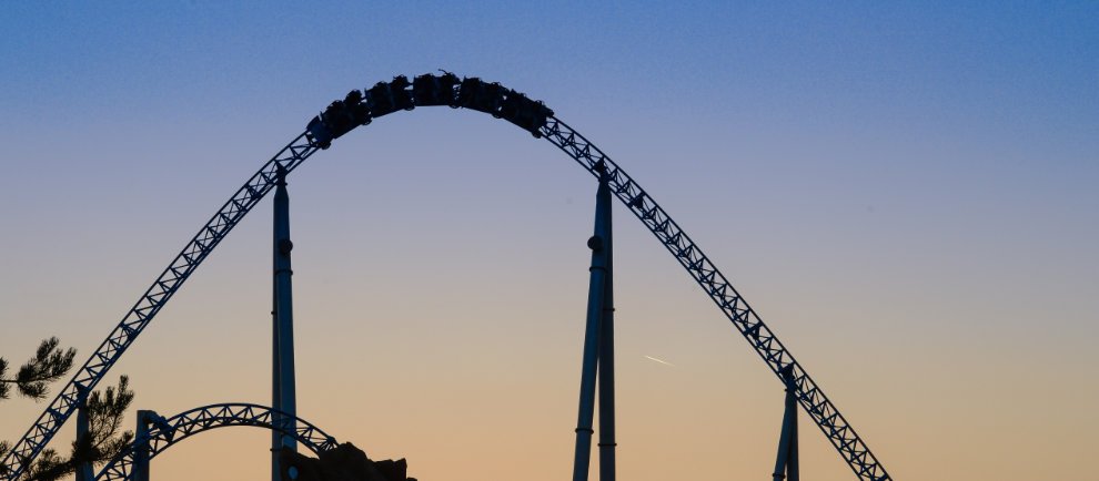 "Blue Fire" am Abend, Europa-Park Neuheiten 2022 (c) Europa-Park