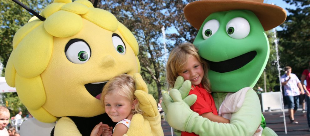 Biene Maja und Flip begrüßen die Besucher im Holiday Park (c) Holiday Park