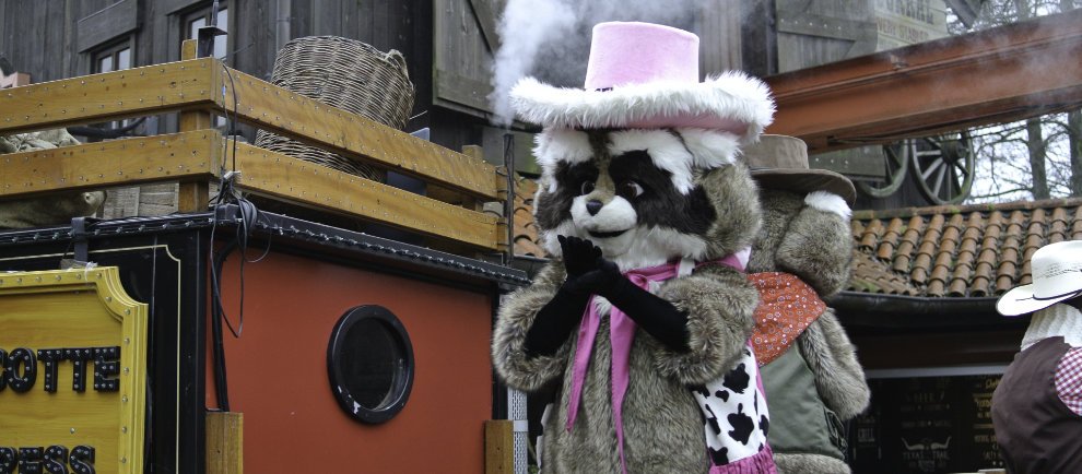 Parkmaskottchen "Rosie" freut sich auf die Besucher des Attractiepark Slagharen (c) Christopher Hippe/ThemePark Central