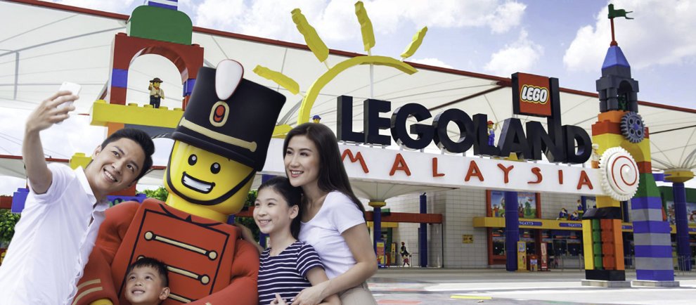 Familie mit Legofigur vor dem Eingang vom Legoland Malaysia