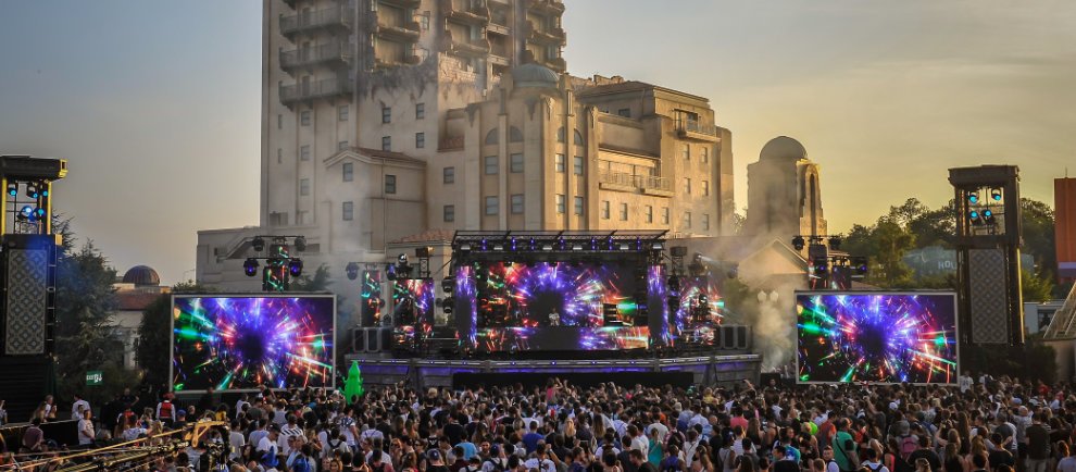 Vor dem "Tower of Terror" steigt das Event Electroland (c) Disneyland Paris