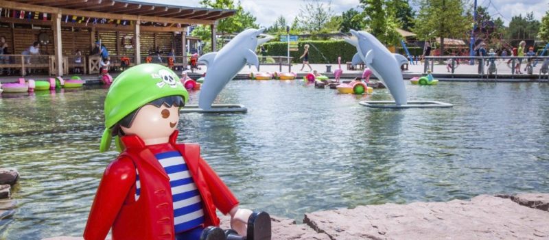 Auf dem Paddelsee können die jungen Besucher, mit kleinen Booten über das Wasser fahren (c) Playmobil FunPark