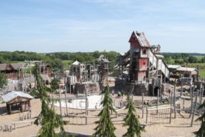 Gesamtansicht der großen Kletteranlage aus Holz gebaut © Jaderpark (Barbara Minnemann)