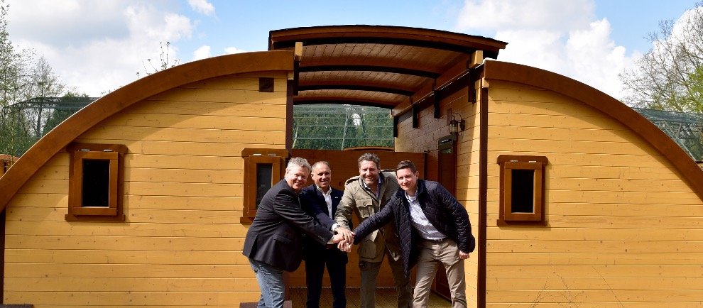 Günter Springer (l.), Inhaber und Gründer von NATURWAGEN & LODGES, übergibt am Montag (23.04.2018) in Hodenhagen die neuen Camping-PODs an die Geschäftsführer der Serengeti-Park Hodenhagen GmbH, Dr. Fabrizio Sepe (2.v.r.) und Giovanni Sepe (2.v.l.), sowie den Ressortleiter Übernachtungen, Jens Asche. © Serengeti-Park Hodenhagen