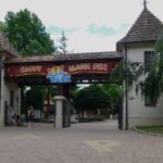 Hinter diesen Toren beginnt das Vergnügen im Familypark