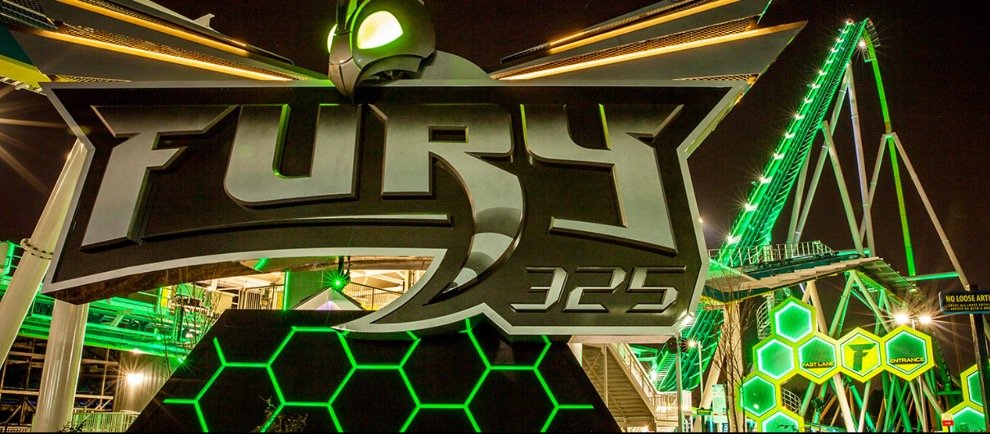 „Fury 325“ sieht auch bei Dunkleheit beeindruckend aus © Carowinds