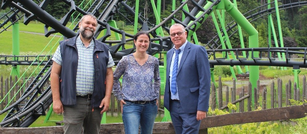 v.l.n.r.: Jörg Salinus (Westnetz GmbH), Christine Schütte (FORT FUN GmbH), Klaus Rüther (Förderverein der Schule für Körperbehinderte in Olsberg-Bigge e.V.) © Fort Fun Abenteuerland