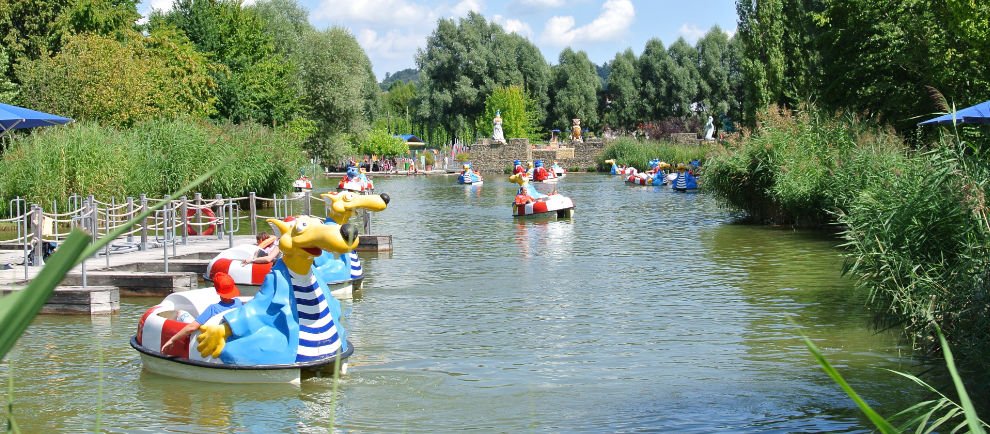 "Käpt'n Blaubärs Spaßboote" laden zu einer beschaulichen Fahrt im Ravensburger Spieleland ein (c) ThemePark-Central / Christopher Hippe