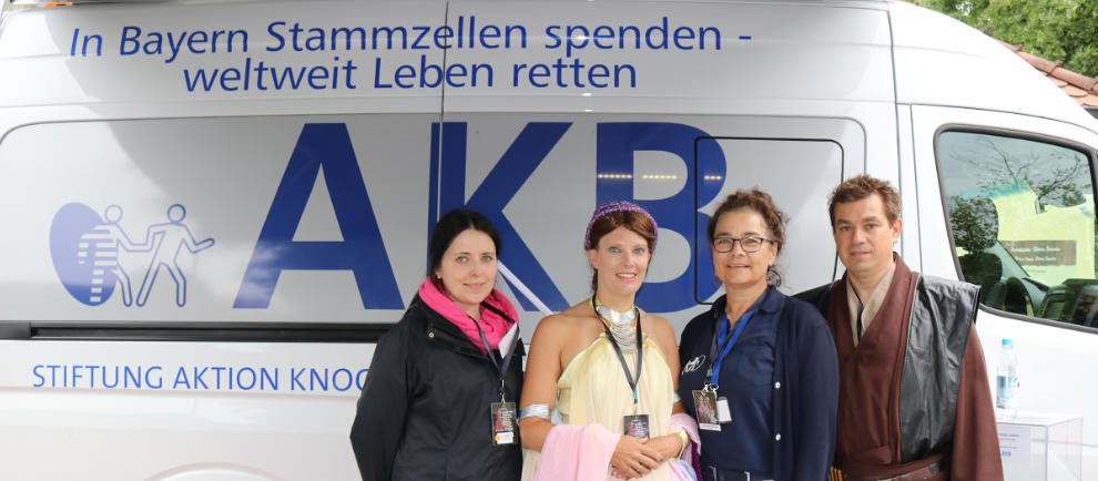 Am Infostand der AKB (Aktion Knochenmarkspende Bayern) hofft man wie im letzten Jahr auf zahlreiche potentielle Stammzellspender, die sich direkt vor Ort typisieren lassen. © Bayern Park