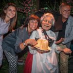 Ann-Kathrin, Marianne und Roland Mack mit Madame Freudenreich und ihrem Gugelhupf © Europa-Park Resort