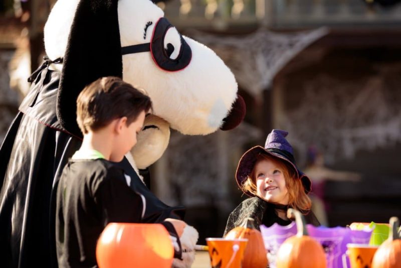 Snoopy in besonderer Verkleidung im "Camp Spooky" © Canadas Wonderland