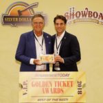 Roland und Thomas Mack nehmen den begehrten „Golden Ticket Award“ für den besten Freizeitpark weltweit entgegen. © Europa-Park Resort