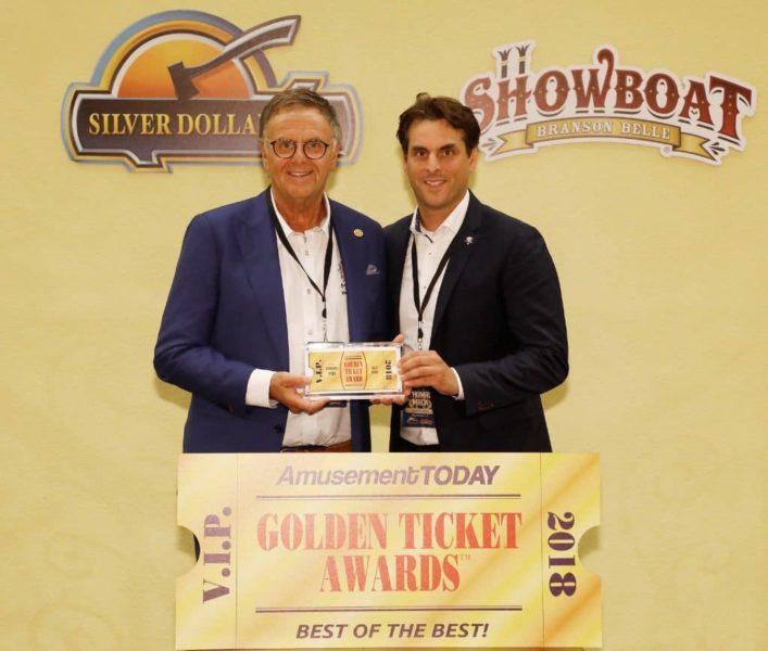 Roland und Thomas Mack nehmen den begehrten „Golden Ticket Award“ für den besten Freizeitpark weltweit entgegen. © Europa-Park Resort