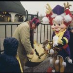 1999 Vorstandsvorsitzender Ronald van der Zijl und Pardoes öffnen die Tore zur ersten Winter-Efteling © Efteling