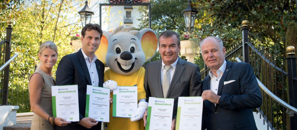 Der Vorsitzende der DEHOGA Baden-Württemberg Fritz Engelhardt (2.v.re.) überreicht dem geschäftsführenden Gesellschafter des Europa-Park Thomas Mack (2.v.li.) und seinen Direktoren Michaela Doll-Lämmer und Frank Müller gleich fünf Auszeichnungen in Gold. © Europa-Park Resort