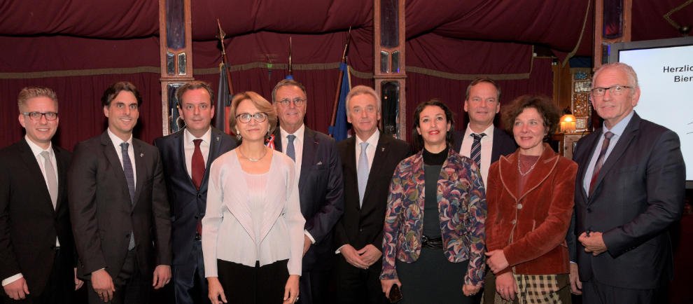 Kai-Achim Klare (Bürgermeister der Gemeinde Rust),Thomas und Michael Mack (geschäftsführende Gesellschafter des Europa-Park), Anne-Marie Descôtes (Französische Botschafterin in Deutschland), Roland und Jürgen Mack (Inhaber Europa-Park), Lilla Merabet (Vice-présidente Région Grand-Est), Frank Scherer (Landrat des Ortenaukreises), Monique Jung (Directrice adira) und Rémi Bertrand (Vice-Président du Conseil Départemental du Bas-Rhin) ©Europa-Park Resort