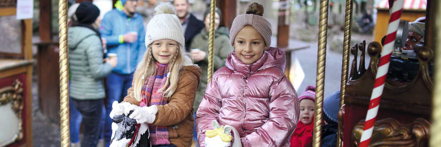 Liebevoll gestaltete Fahrattraktionen machen im WinterWunderWald Kinderträume wahr. © Tripsdrill