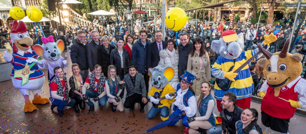 Tausende Besucher fiebern dem Saisonstart mit der Inhaberfamilie Mack entgegen © Europa-Park Resort