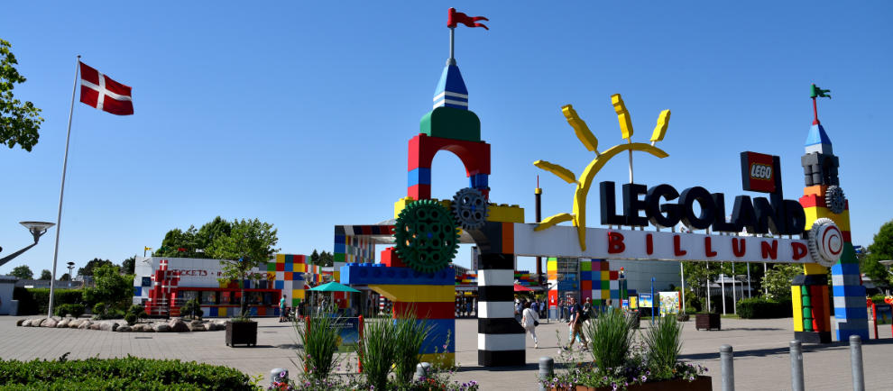 Der Eingang vom Legoland Billund mit vielen bunten Legosteinen und dem großen Legoland Schriftzug über dem Eingang.