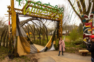 Mischa van Till vor dem "Wilderness" Eingang © Walibi Holland