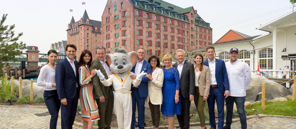 Die Inhaberfamilie Mack zusammen mit TV-Koch Brian Bojsen (rechts außen) vor dem Hotel „Krønasår“ © Europa-Park Resort