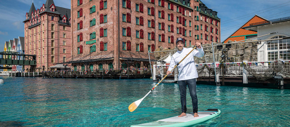 Brian Bojsen macht auch beim Stand Up Paddling auf dem See des neuen 4-Sterne Superior Hotels eine gute Figur. © Europa-Park Resort