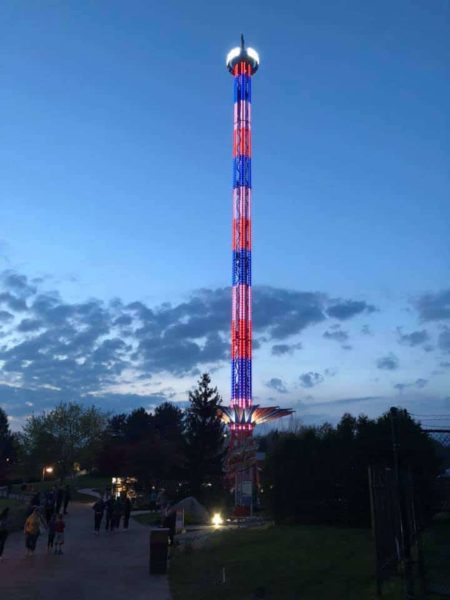 Auch in den Abendstunden ist der "SkyScreamer" optisch beeindruckend © Ride Entertainment / Six Flags Darien Lake
