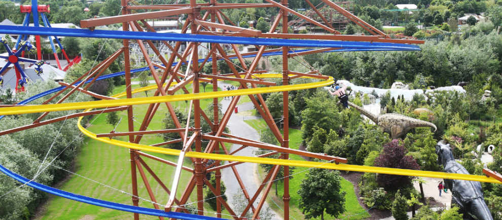 Man sieht bereits die gelbe und blaue Schiene von "The Sky Glider" © Tayto Park