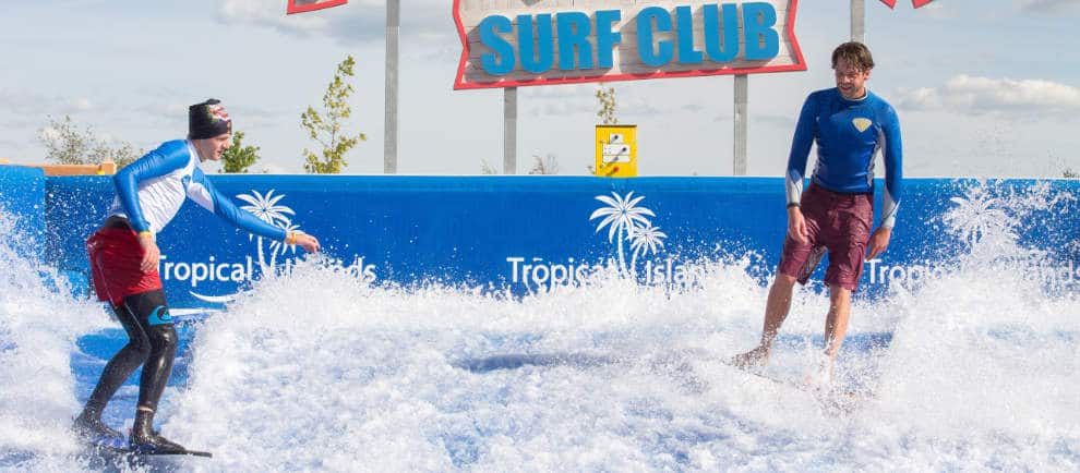 Pororoca, die neue Surf-Attraktion im Tropical Islands bietet Spaß und Training für Surfer und jene, die es werden wollen. © Tropical Islands
