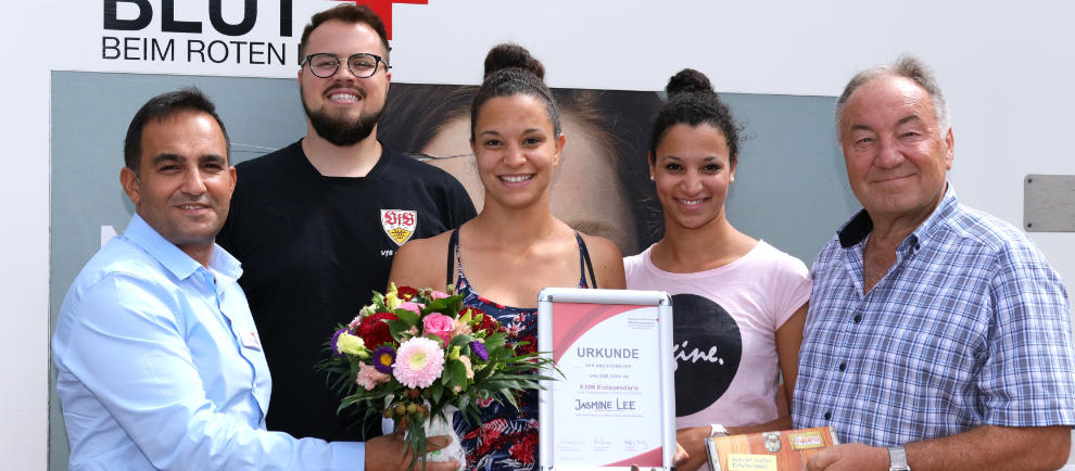 Ehrung der 8.999, 9.000 und 9.001 Erstspender. v.l.n.r.: Cüneyt Demirel (DRK), Florian von Stackelberg, Jasmine und Natasha Lee, Helmut Fischer (Tripsdrill) © Erlebnispark Tripsdrill