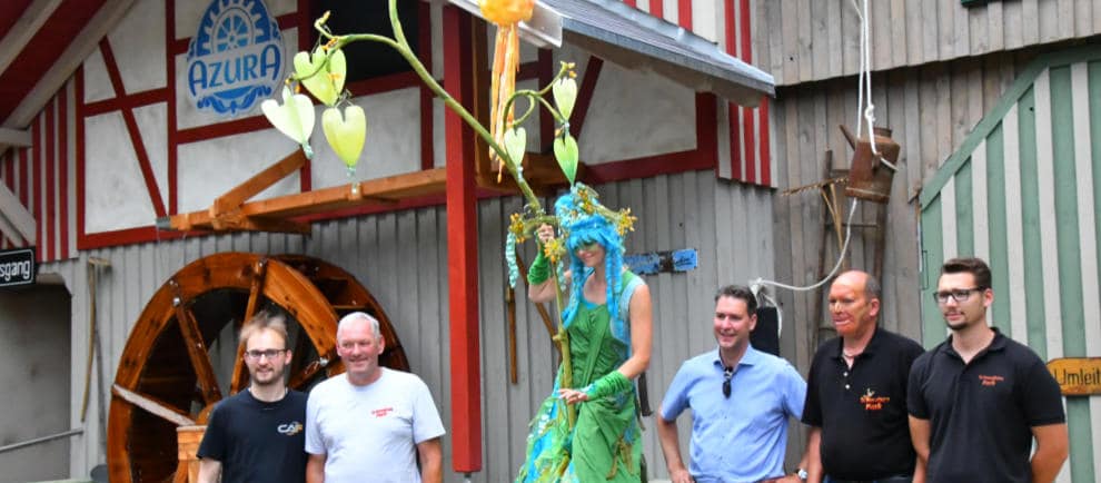 Christoph Wunderlich (Geschäftsführer/CEO bei Creative Amusement Factory GmbH), Guido Hudelmaier (Geschäftsführer Schwaben Park), Fiodea (Wasserlichtträgerin), Dr. Sigel (Landratsamt Rems-Murr-Kreis), Thomas Hudelmaier (Geschäftsführer Schwaben Park), André Hudelmaier (Park Manager Schwaben Park) ©Schwaben Park