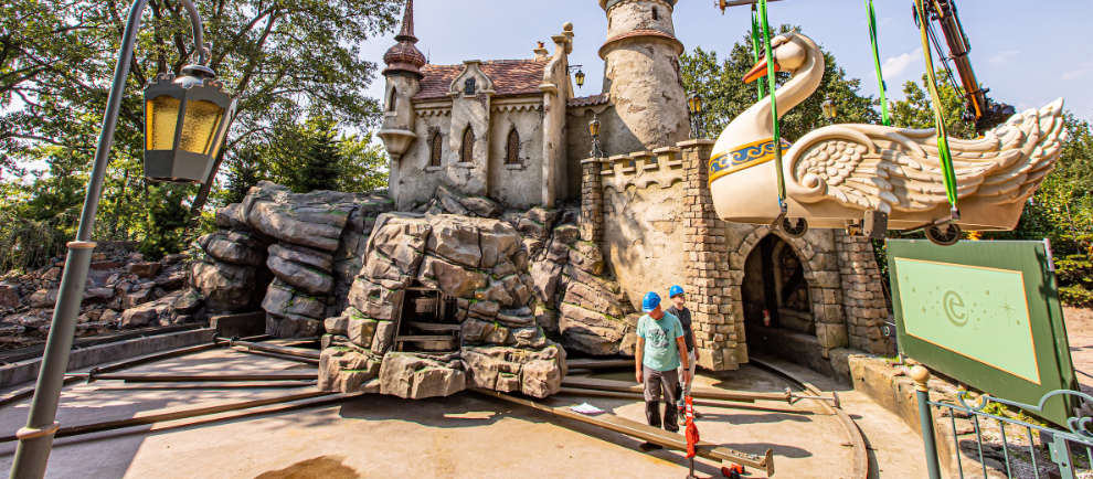 Noch ist der Schlossgraben leer, bald strömen hier 75.000 Liter Wasser. © Efteling