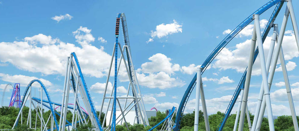 Die blaue Achterbahn schlängelt sich durch den Freizeitpark Kings Island