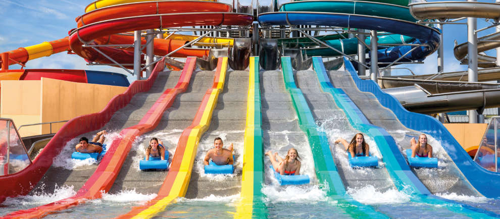 Im Sommer eine der zahlreichen Rutschen in der Therme Erding erleben