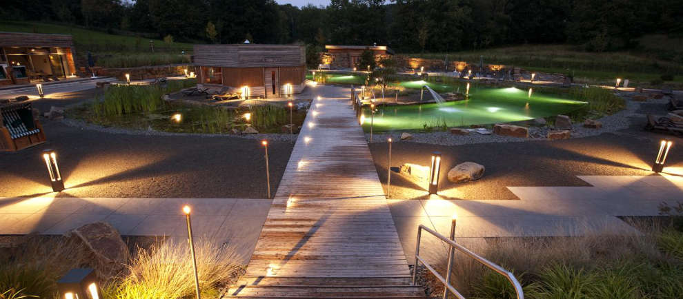 Mit vielen stimmungsvollen Lichtern erleuchtet der Saunabereich am Abend im Westfalenbad Hagen