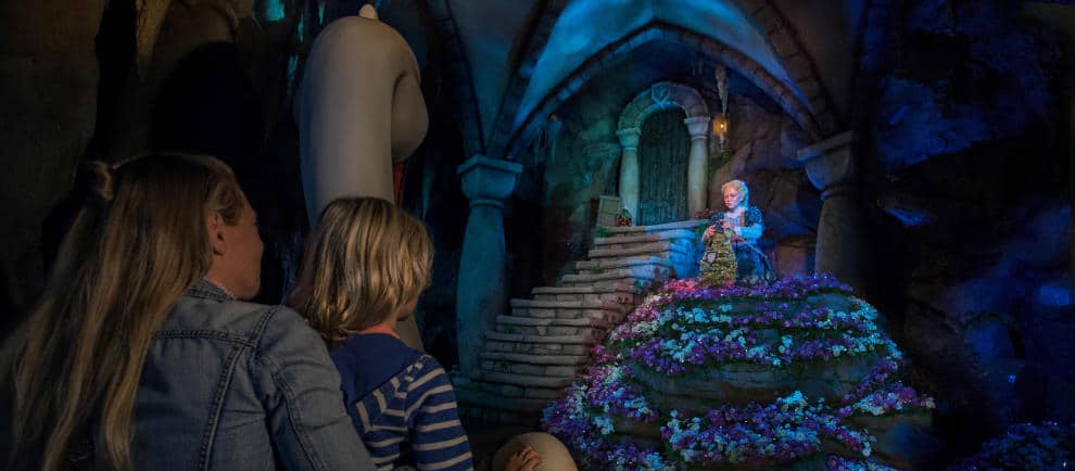 Besucher können das neue Märchen auf dem Rücken einer der Schwäne erleben © Efteling