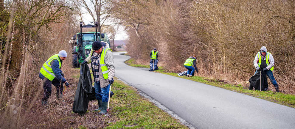 Karls-Mitarbeiter sammeln Müll © Karls Erlebnis-Dorf