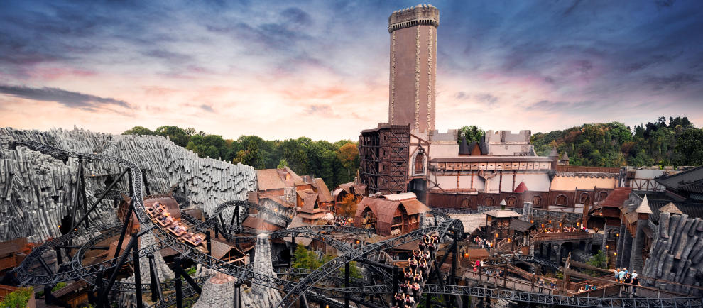 Klugheim und im Hintergrund Mystery Castle © Phantasialand