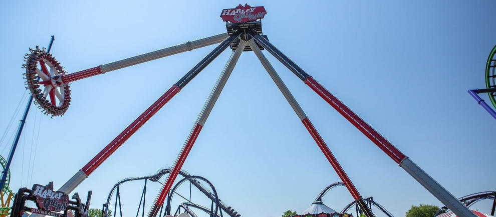 Harley lässt den Hammer hoch schwingen auf "Harley Quinn Spinsanity" © Six Flags America