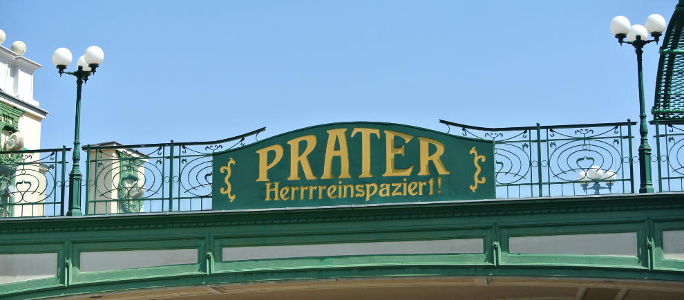 Das ikonische Eingangsschild vom Wiener Prater © ThemePark-Central.de / Annika Hippe