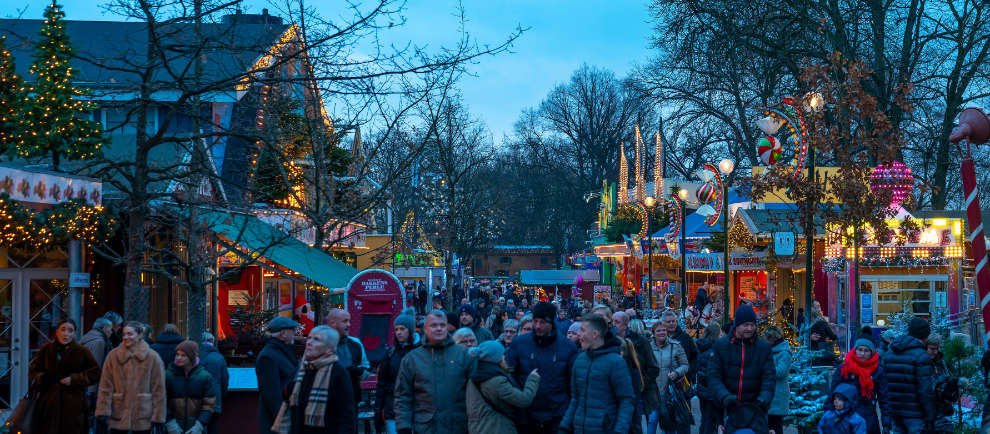 Erlebe den großen Weihnachtsmarkt im dänischen Freizeitpark © Bakken