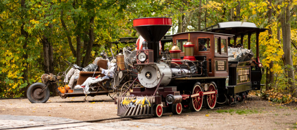 Nicht nur der Freizeitpark ist herbstlich geschmückt, auch Attraktionen wie der „Western Express“ erstrahlen im herbstlichen Gewand. © Freizeitpark Plohn