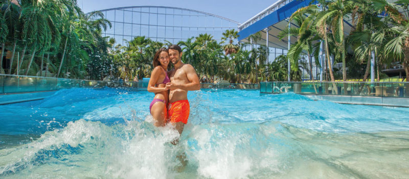 Tropisches Flair genießen und im Wellenbad baden © Therme Erding