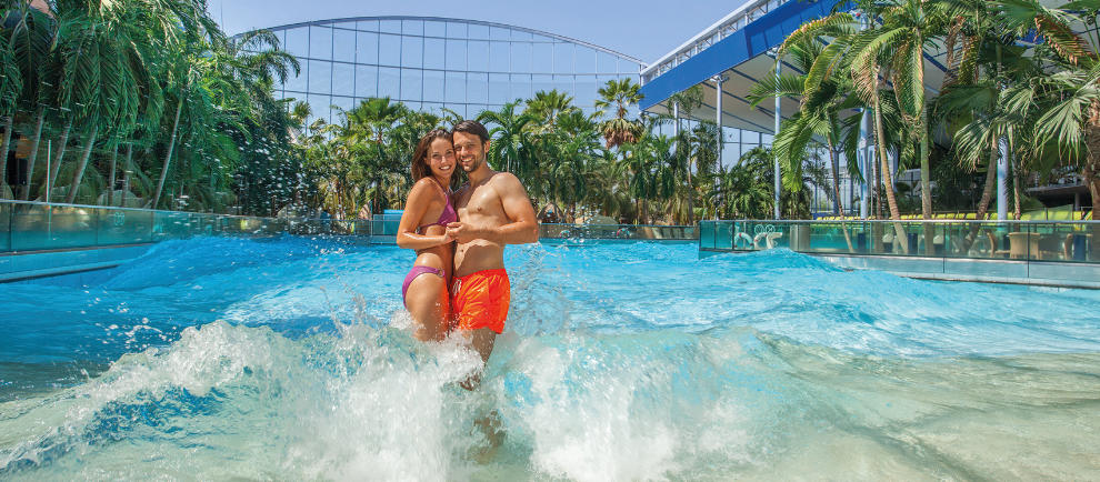 Tropisches Flair genießen und im Wellenbad baden © Therme Erding