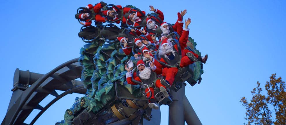 Selbst die Weihnachtsmänner kommen zum Gardaland Magic Winter um Raptor zu fahren © Gardaland