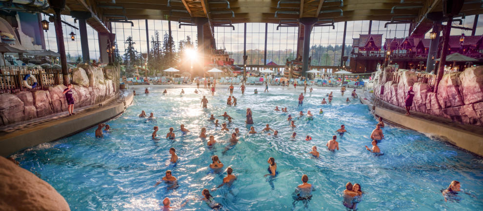 In „Lumåfals“ lockt unter anderem das riesige Wellenbad „Surf Fjørd“. © Europa-Park Resort